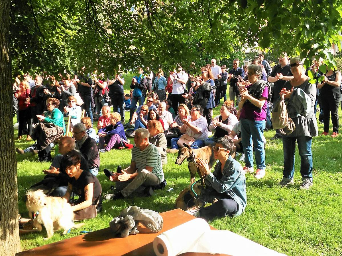 Cientos de personas y decenas de perros se reúnen en el parque del Ebro de Logroño en honor del adiestrador canino