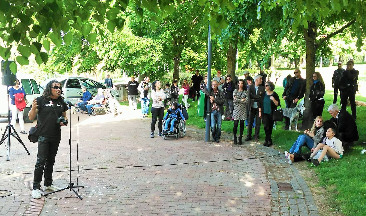 Cientos de personas y decenas de perros se reúnen en el parque del Ebro de Logroño en honor del adiestrador canino