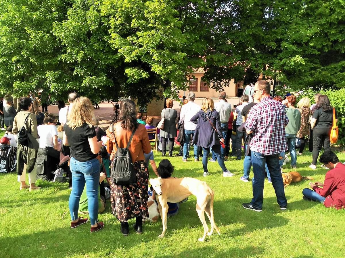 Cientos de personas y decenas de perros se reúnen en el parque del Ebro de Logroño en honor del adiestrador canino