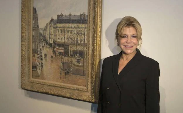 La baronesa Carmen Thyssen, vicepresidenta del Patronato del Museo Thyssen-Bornemisza, posa ante la obra «Rue Saint Honoré por la tarde», en el CaixaFórmum de Barcelona. 