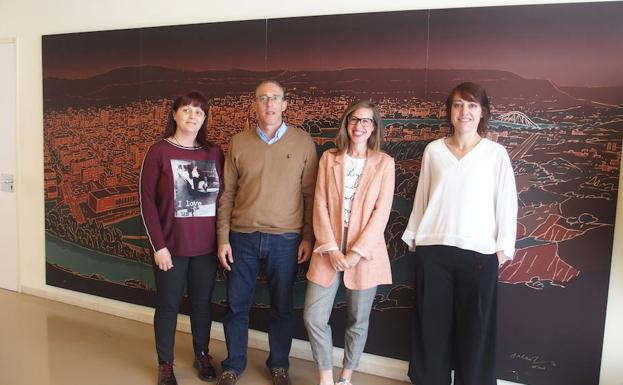 Bianca Mahnken, junto a Sáinz Yangüela y dos integrantes de la asociación.