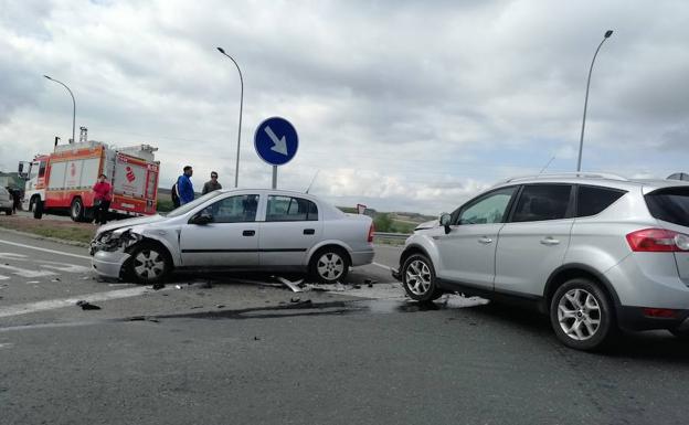 Dos coches colisionan en el peaje de Haro