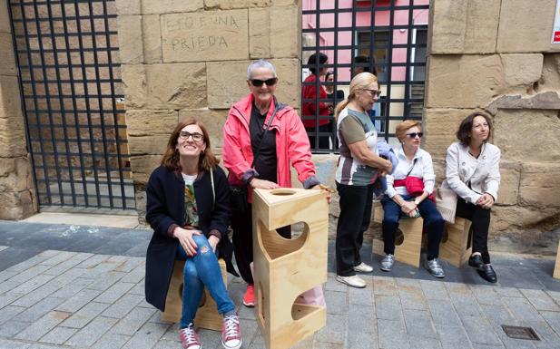 Concéntrico reparte los módulos-taburete de la instalación 'Taburete Tower' entre los logroñeses