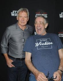 Imagen secundaria 2 - Peter Mayhew con el reparto de 'La guerra de las galaxias', caracterizado como Chewbacca y junto a Harrison Ford en una convención.