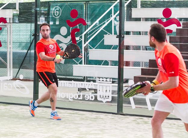 Un jugador devuelve de revés.