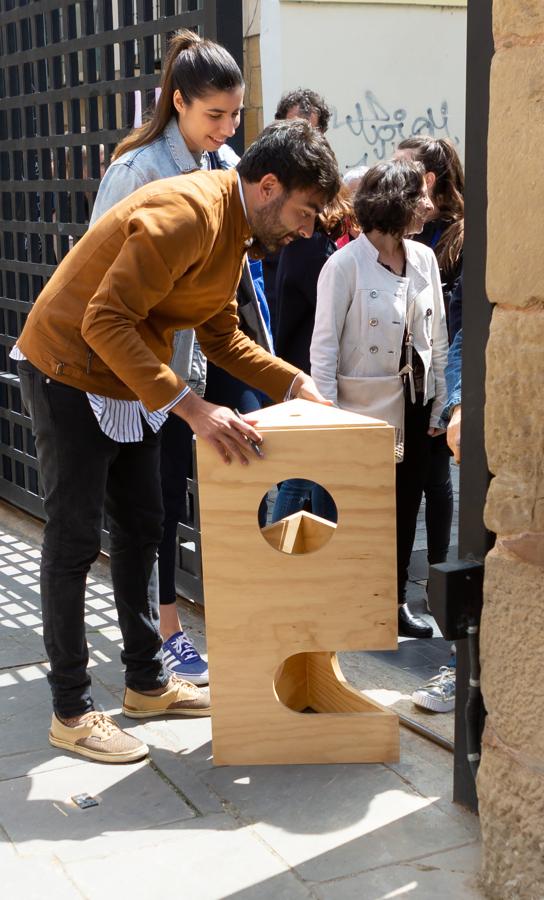 Fotos: Concéntrico reparte los módulos de la &#039;Taburete Tower&#039; entre los logroñeses