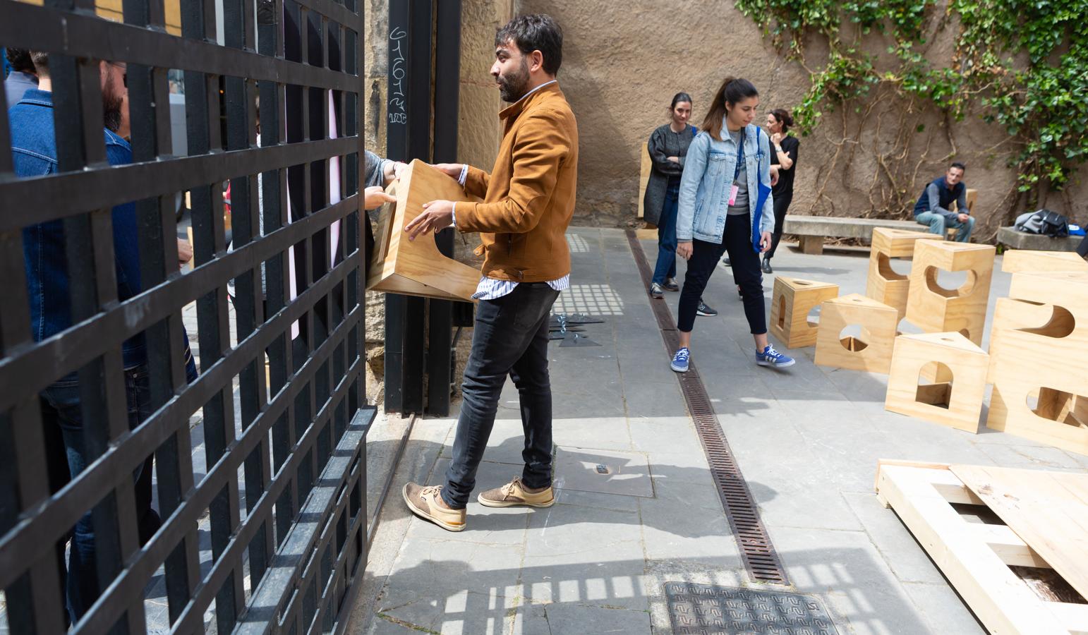 Fotos: Concéntrico reparte los módulos de la &#039;Taburete Tower&#039; entre los logroñeses