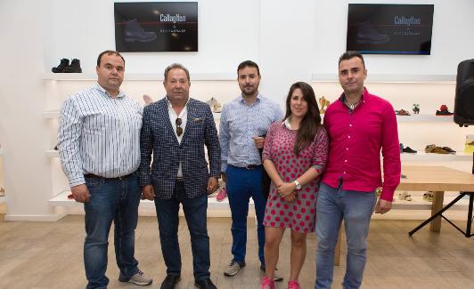 Basilio Garcia Perez-Aradros, en el centro de la imagen, en la Tienda Callaghan Logroño. 