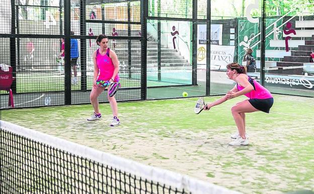 Una jugadora devuelve la pelota, observada por su compañera, durante una de las jornadas de la última edición.