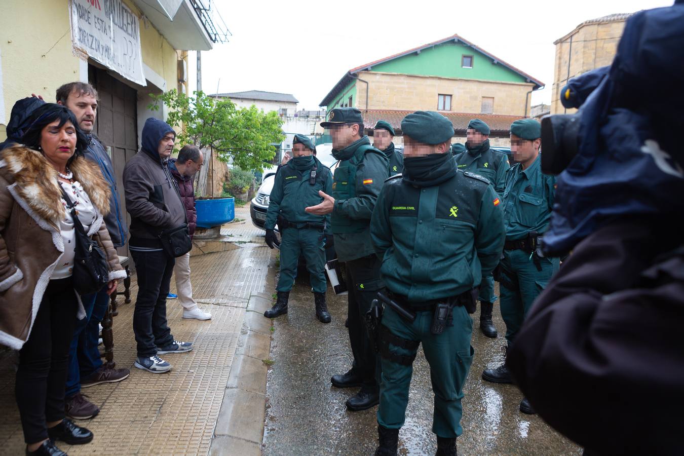 Fotos: Vecinos y amigos intentan evitar el desahucio de la mujer de Anguciana y su hijo