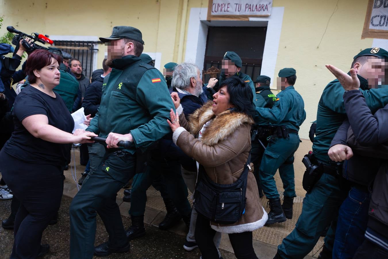 Fotos: Vecinos y amigos intentan evitar el desahucio de la mujer de Anguciana y su hijo