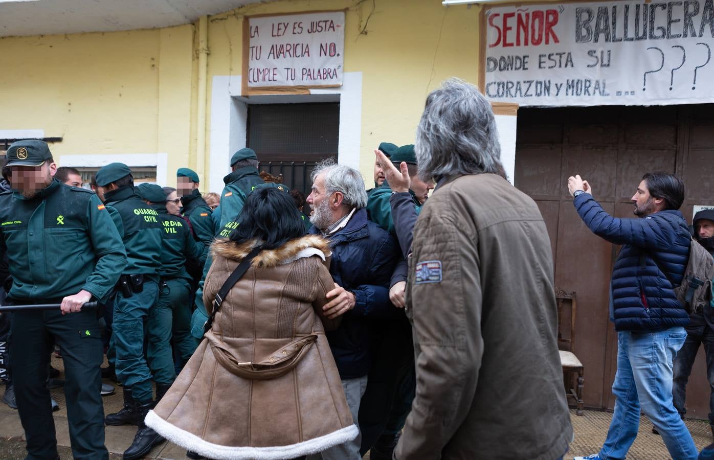 Fotos: Vecinos y amigos intentan evitar el desahucio de la mujer de Anguciana y su hijo