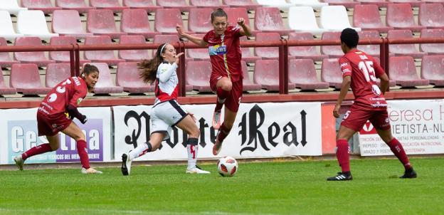 Privett y Santana, durante el último partido en Las Gaunas, ante el Rayo Vallecano. :