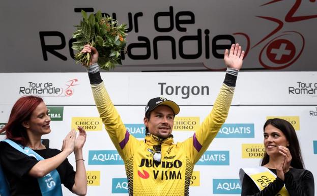 Roglic celebra su victoria en el podio.