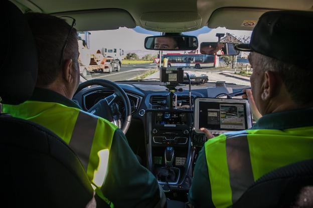 Dos agentes de la Guardia Civil de Tráfico de La Rioja en un control reciente en las proximidades de la capital. ::