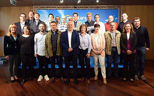 Escobar y Ceniceros posan en el Círculo Logroñés, rodeados por los candidatos 'populares' a los municipios del entorno de Logroño. :: Miguel Herreros