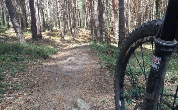 Imagen principal - Sendero de Las Neveras, uno de cuyos pozos se ve arriba. 