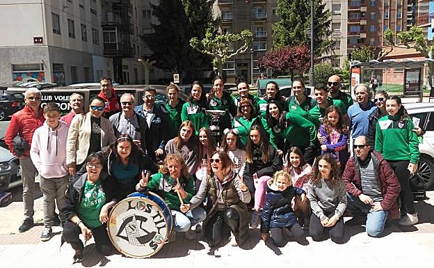 Jugadoras y cuerpo técnico del Minis de Arluy posa con la afición a su llegada ayer a Logroño. 