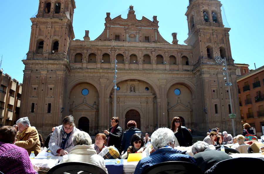 Dos centenares de encajeras mostraron sus habilidades a los pies de la Colegiata de San Miguel