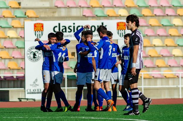 Los futbolistas de la UD Logroñés celebran uno de los dos goles de Ousama en El Mazo. 