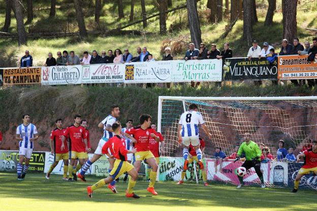 La imagen define lo que pasó ayer, uno de los ataques sin fruto del Náxara ante la portería del Alberite. 