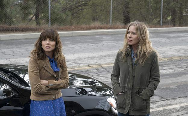 Christina Applegate y Linda Cardellini en una escena de 'Dead to me'.