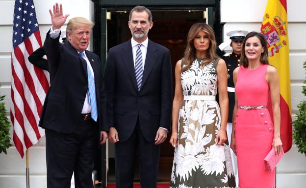Los Reyes posan con el matrimonio Trump a su llegada a la Casa Blanca el pasado junio. 