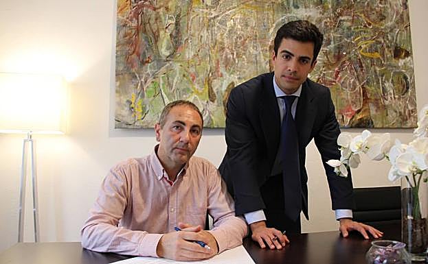 Miguel Muñoz Herranz, con su abogado, Juan Gonzalo Ospina