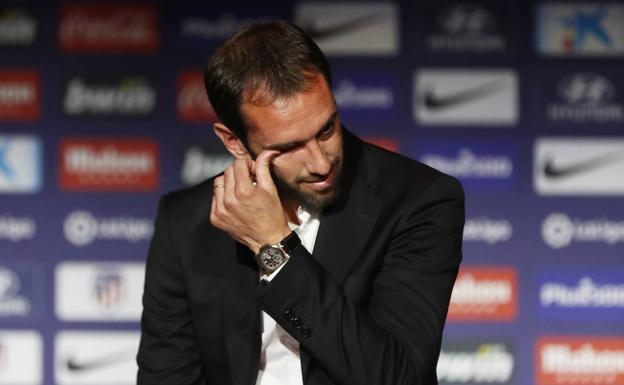 Diego Godín, emocionado durante su despedida. 