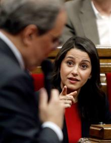 Imagen secundaria 2 - Arrimadas porta una bandera de España en el Parlament (Arriba); La diputada de la CUP, Natalia Sánchez , coloca un cartel con el lema «Stop Fascim» ante la líder de Ciudadanos (izq.); Arrimadas interpela al presidente de la Generalitat, Quim Torra, durante la sesión de control al Govern (dcha.). 