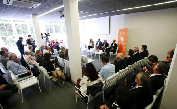 Belinda León, Alfonso Domínguez, Vicente Urquía y el decano de los Economistas, Ernesto Gómez, durante el debate.