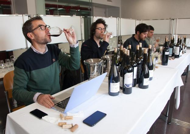 El equipo de la Guía Peñín cató los próximos vinos de Rioja