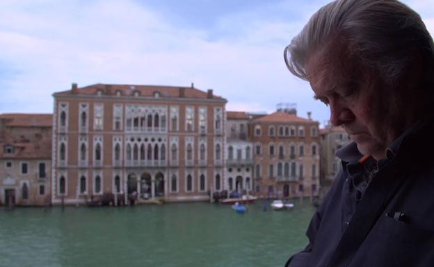 Steve Bannon en Venecia en una imagen del filme.
