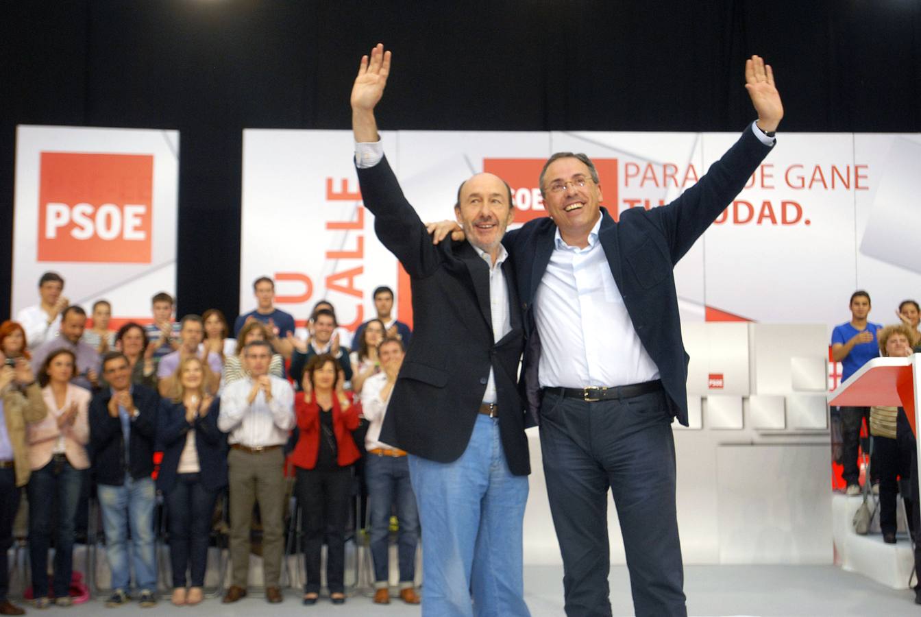 Rubalcaba ha visitado la región en numerosas ocasiones. Como ministro, como candidato a la presidencia, para apoyar a sus compañeros de partido como vicepresidente del PSOE... e incluso estuvo en la primera investidura de Sanz y participó en la apertura de curso de la UR en 1992-1993, el primero como universidad