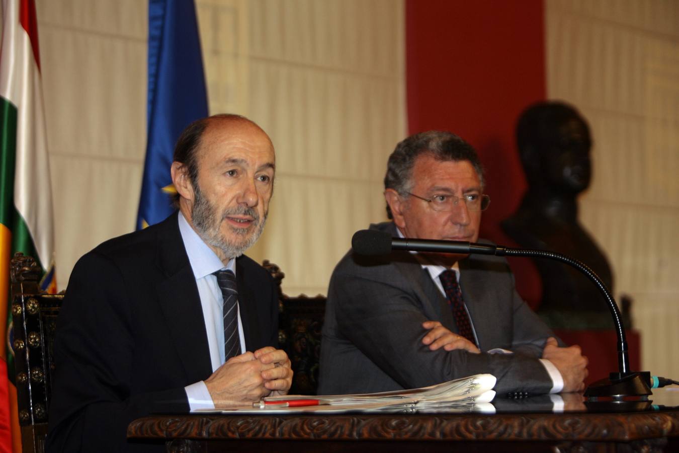 Rubalcaba ha visitado la región en numerosas ocasiones. Como ministro, como candidato a la presidencia, para apoyar a sus compañeros de partido como vicepresidente del PSOE... e incluso estuvo en la primera investidura de Sanz y participó en la apertura de curso de la UR en 1992-1993, el primero como universidad