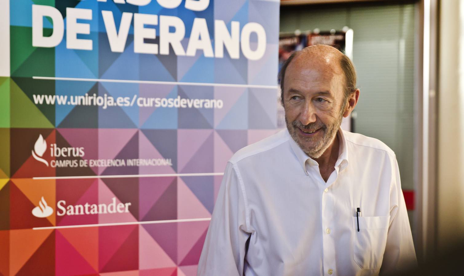 Rubalcaba ha visitado la región en numerosas ocasiones. Como ministro, como candidato a la presidencia, para apoyar a sus compañeros de partido como vicepresidente del PSOE... e incluso estuvo en la primera investidura de Sanz y participó en la apertura de curso de la UR en 1992-1993, el primero como universidad