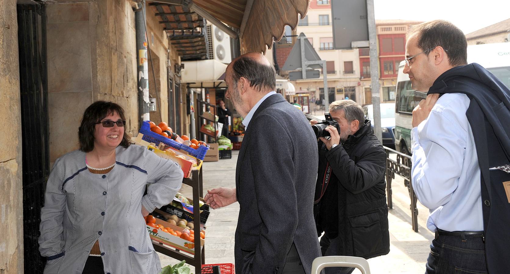 Rubalcaba ha visitado la región en numerosas ocasiones. Como ministro, como candidato a la presidencia, para apoyar a sus compañeros de partido como vicepresidente del PSOE... e incluso estuvo en la primera investidura de Sanz y participó en la apertura de curso de la UR en 1992-1993, el primero como universidad