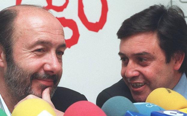 Rubalcaba con José Ignacio Pérez en una entrevista en la radio.