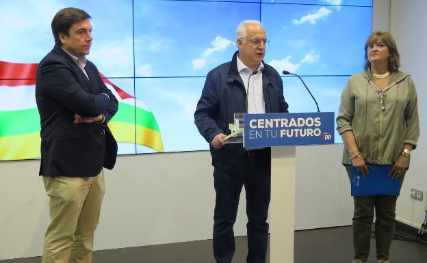 Ceniceros, acompañado por Galiana y Bastida, en su comparecencia en la sede del PP 