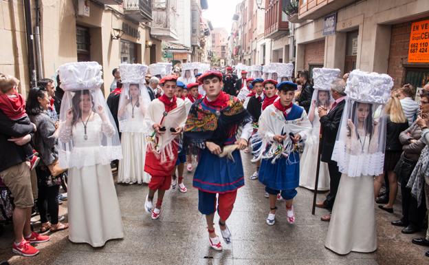 Las procesiones de las doncellas y de La Rueda abarrotan las calles de Santo Domingo