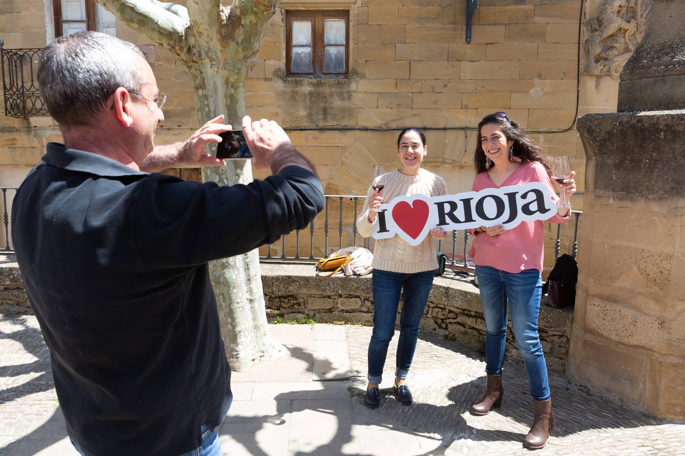 Elciego acogió la tercera edición del Día Movimiento DO con música, gastronomía y un brindis colectivo pcon vino de Rioja