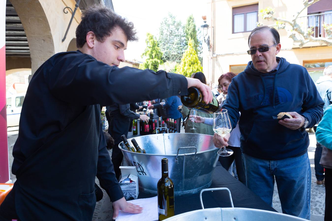 Elciego acogió la tercera edición del Día Movimiento DO con música, gastronomía y un brindis colectivo pcon vino de Rioja