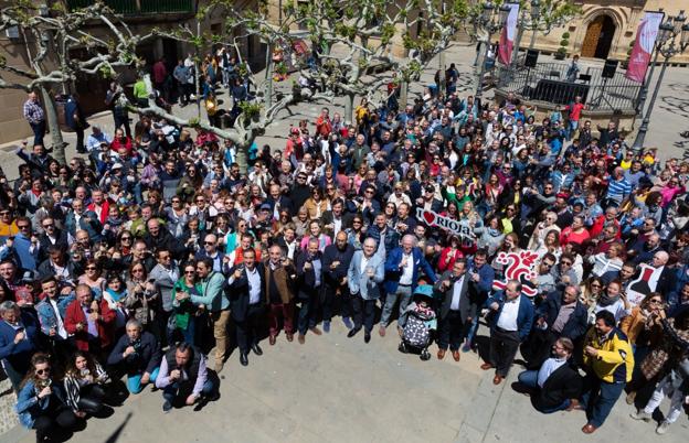 A brindar. Asistentes a la tercera edición del Día Movimiento DO en Rioja, celebrada ayer en Elciego.