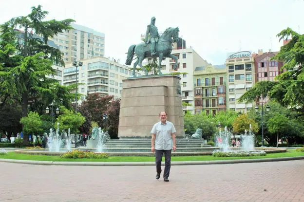 El historiador Adrian Shubert paseó por el paseo del Espolón de Logroño, ante la estatua ecuestre del general Espartero.
