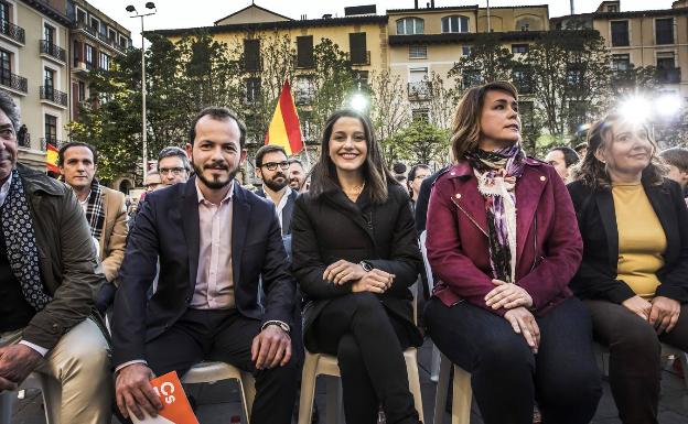 La candidata de Ciudadanos al Congreso por Barcelona, Ines Arrimadas, en el acto ´Encuentro Ciudadano´, junto a Baena y María Luisa Alonso, el pasado 1 de bril 