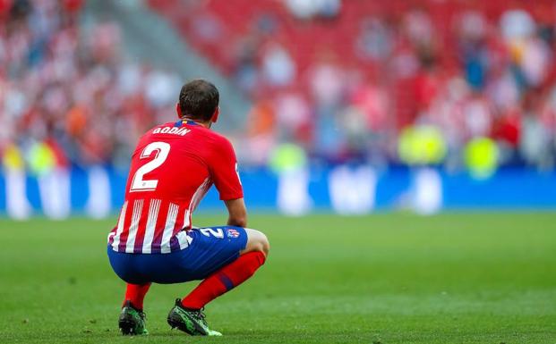 Diego Godín mira el Metropolitano tras el partido Atlético-Sevilla. 