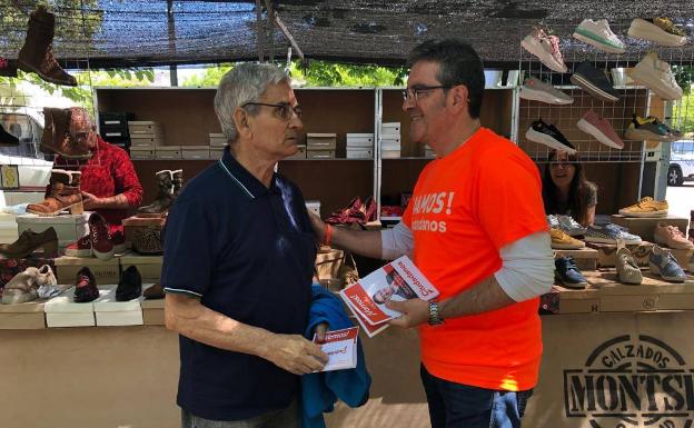 Julián San Martín, este domingo, en el mercadillo de Las Norias 