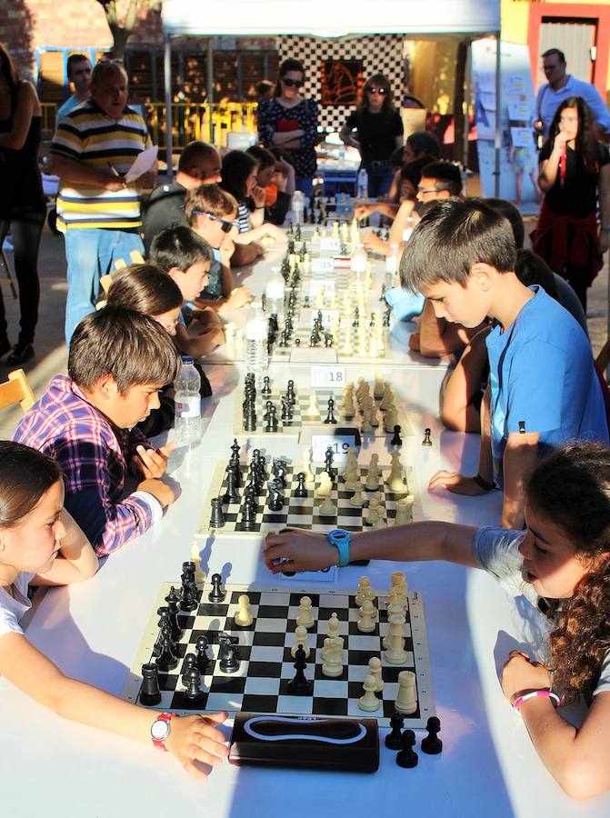 Y Villamediana sigue disfrutando de sus fiestas a la espera de honrar a San Isidro este miércoles. El buen tiempo también ayuda a que el ambiente sea fantástico. Dulces y ajedrez amenizaron a artistas de la cocina y de los tableros.