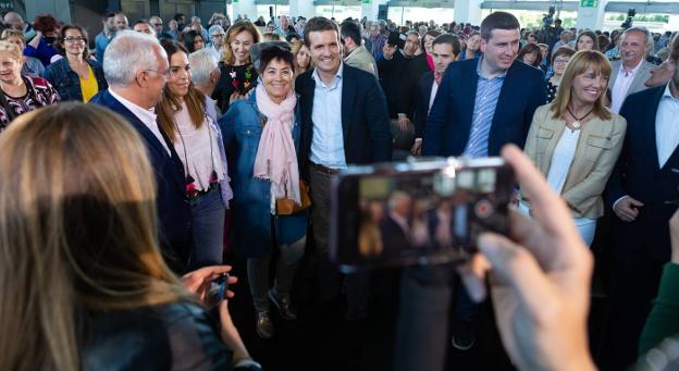 Pablo Casado se fotografíó con decenas de militantes y simpatizantes populares a su llegada a Riojafórum. :: Sonia Tercero