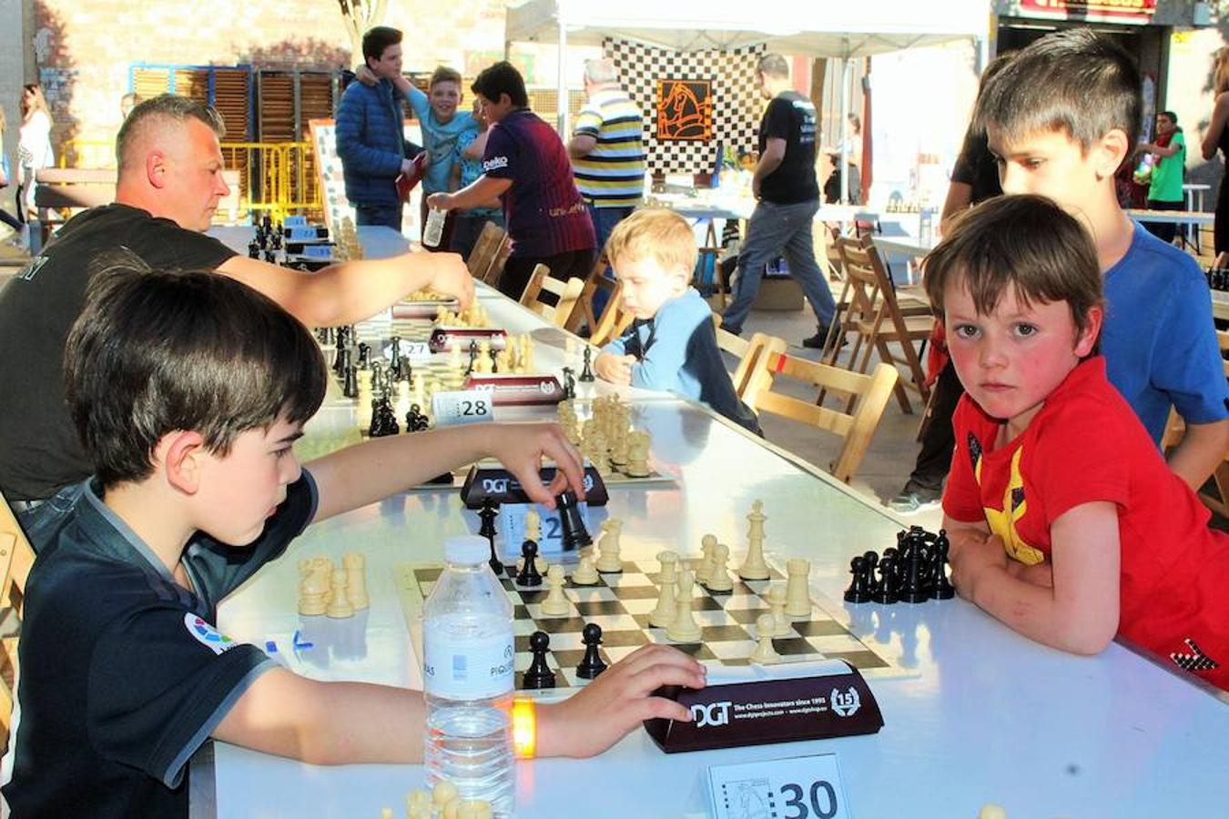 Y Villamediana sigue disfrutando de sus fiestas a la espera de honrar a San Isidro este miércoles. El buen tiempo también ayuda a que el ambiente sea fantástico. Dulces y ajedrez amenizaron a artistas de la cocina y de los tableros.